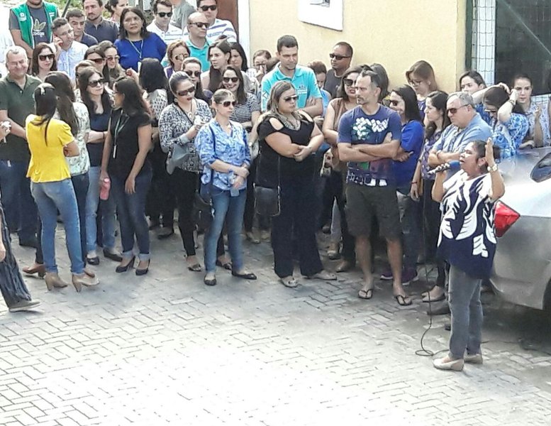 Cerca de 200 fiscais do Município de Fortaleza paralisaram as atividades nesta quinta-feira (1º/07) e realizam ato na sede da Agência de Fiscalização (AGEFIS), onde permanecem até o meio-dia. Eles protestam contra o anúncio do prefeito Roberto Cláudio de não conceder qualquer reajuste para os servidores e o não cumprimento do acordo firmado com a Prefeitura no fim da greve realizada há mais um ano (Foto: Fatima 247) Cerca de 200 fiscais do Município de Fortaleza paralisaram as atividades nesta quinta-feira (1º/07) e realizam ato na sede da Agência de Fiscalização (AGEFIS), onde permanecem até o meio-dia. Eles protestam contra o anúncio do prefeito Roberto Cláudio de não conceder qualquer reajuste para os servidores e o não cumprimento do acordo firmado com a Prefeitura no fim da greve realizada há mais um ano