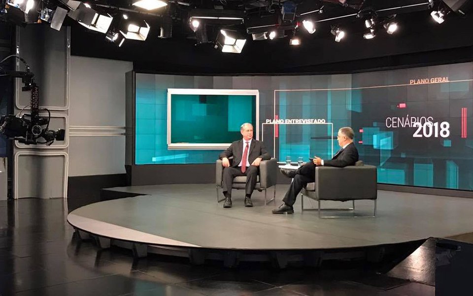Indagado se gostaria de ter o apoio de Lula na eleição presidencial do ano que vem, em entrevista ao jornalista Kennedy Alencar, Ciro respondeu: “Quem não gostaria de ter, quem não gostaria? Eu apenas sou humilde”. Ele, porém, afirma logo em seguida que não crê que o PT dê apoio a nome de outro partido. Acredita que o ex-governador da Bahia Jaques Wagner será lançado candidato à Presidência pelo PT se Lula não puder concorrer (Foto: Leonardo Attuch) Indagado se gostaria de ter o apoio de Lula na eleição presidencial do ano que vem, em entrevista ao jornalista Kennedy Alencar, Ciro respondeu: “Quem não gostaria de ter, quem não gostaria? Eu apenas sou humilde”. Ele, porém, afirma logo em seguida que não crê que o PT dê apoio a nome de outro partido. Acredita que o ex-governador da Bahia Jaques Wagner será lançado candidato à Presidência pelo PT se Lula não puder concorrer