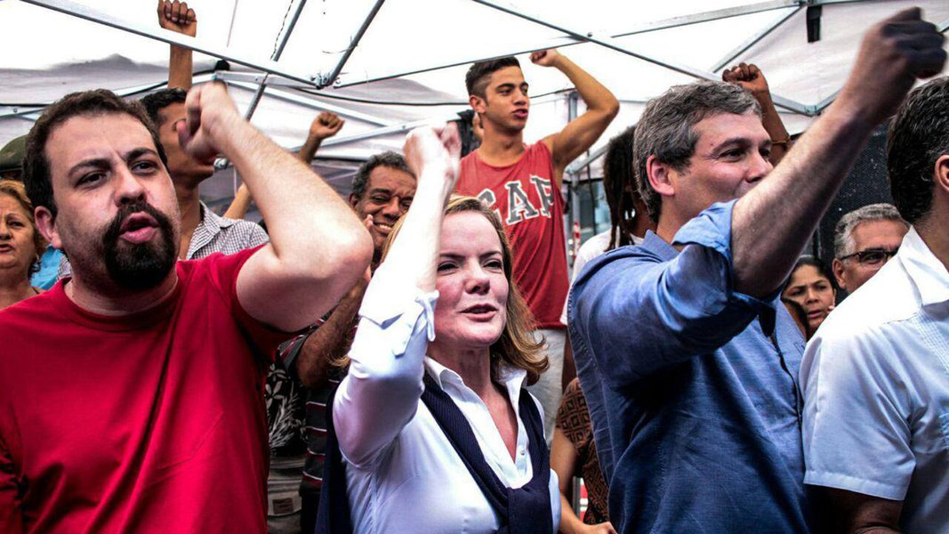 Senadores e deputados do PT Gleisi Hoffmann, Lindgbergh Farias, Carlos Zarattini e Arlindo Chinaglia visitaram o acampamento nesta tarde; "Viemos trazer o apoio para que vocês fiquem firmes, fiquem fortes. Não é uma resistência só pela questão da moradia, é uma resistência pelo programa Minha Casa, Minha Vida, para que não se tire os direitos sociais com a reforma da Previdência, para que não se mexa nos direitos trabalhistas, nem se venda o nosso País como esse governo de quinta categoria está querendo vender", discursou Gleisi (Foto: Gisele Federicce) Senadores e deputados do PT Gleisi Hoffmann, Lindgbergh Farias, Carlos Zarattini e Arlindo Chinaglia visitaram o acampamento nesta tarde; "Viemos trazer o apoio para que vocês fiquem firmes, fiquem fortes. Não é uma resistência só pela questão da moradia, é uma resistência pelo programa Minha Casa, Minha Vida, para que não se tire os direitos sociais com a reforma da Previdência, para que não se mexa nos direitos trabalhistas, nem se venda o nosso País como esse governo de quinta categoria está querendo vender", discursou Gleisi