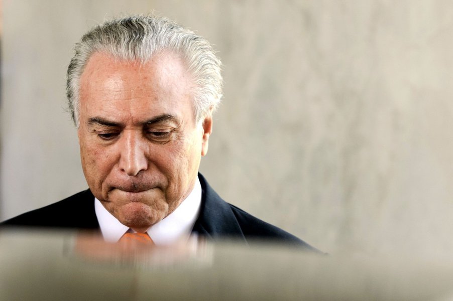 Após a delação dos donos da JBS, os empresários Joesley Batista e seu irmão Wesley, a OAB-PR emitiu nota dizendo que "não pode uma acusação dessa gravidade ser ocultada do conhecimento dos brasileiros e, em sendo confirmadas as denúncias, a OAB PR exige a imediata renúncia do Sr. Presidente da República e de todos os citados na tentativa de obstrução da Justiça"; em gravação, um dos donos da JBS, Joesley Batista disse a Temer que estava dando ao ex-deputado federal Eduardo Cunha (PMDB-RJ) e ao operador Lúcio Funaro uma mesada na prisão para ficarem calados; diante da informação, Temer incentivou: "Tem que manter isso, viu?" (Foto: Leonardo Lucena) Após a delação dos donos da JBS, os empresários Joesley Batista e seu irmão Wesley, a OAB-PR emitiu nota dizendo que "não pode uma acusação dessa gravidade ser ocultada do conhecimento dos brasileiros e, em sendo confirmadas as denúncias, a OAB PR exige a imediata renúncia do Sr. Presidente da República e de todos os citados na tentativa de obstrução da Justiça"; em gravação, um dos donos da JBS, Joesley Batista disse a Temer que estava dando ao ex-deputado federal Eduardo Cunha (PMDB-RJ) e ao operador Lúcio Funaro uma mesada na prisão para ficarem calados; diante da informação, Temer incentivou: "Tem que manter isso, viu?"