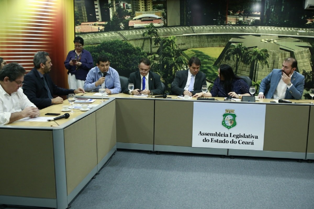 A Comissão de Constituição, Justiça e Redação (CCJR) da Assembleia Legislativa aprovou, nesta quarta-feira (16), a redação final da PEC, de autoria do deputado Heitor Ferrer, que extingue o Tribunal de Contas dos Municípios do Estado do Ceará (TCM). A expectativa é que a matéria seja promulgada pela Mesa Diretora da AL nesta quinta-feira (17)
(Foto: Fatima 247) A Comissão de Constituição, Justiça e Redação (CCJR) da Assembleia Legislativa aprovou, nesta quarta-feira (16), a redação final da PEC, de autoria do deputado Heitor Ferrer, que extingue o Tribunal de Contas dos Municípios do Estado do Ceará (TCM). A expectativa é que a matéria seja promulgada pela Mesa Diretora da AL nesta quinta-feira (17)