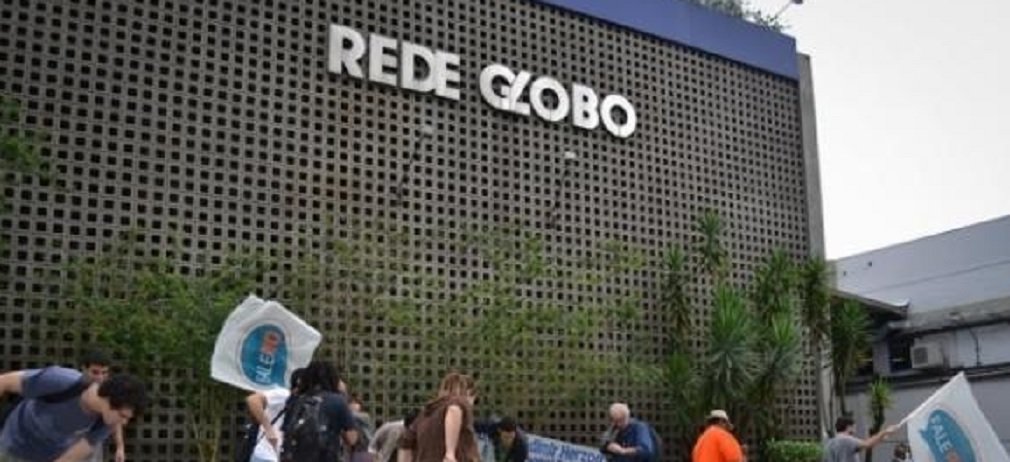 No momento em que a Globo é acusada, no escândalo da Fifa, de pagar propinas para adquirir direitos de transmissão de competições, o site Diário do Centro do Mundo mostra como a emissora conseguiu renovar sua concessão mesmo devendo à Receita; "Em 2007, ano em que o processo de sonegação da Globo foi subtraído da Delegacia da Receita Federal em Ipanema, Rio de Janeiro, a emissora teve as cinco principais concessões do grupo vencidas – São Paulo, Rio de Janeiro, Recife, Brasília e Distrito Federal. Apesar de devedora, a TV Globo teve as cinco concessões renovadas por um período de quinze anos (até 2022)", diz o texto do DCM (Foto: José Barbacena) No momento em que a Globo é acusada, no escândalo da Fifa, de pagar propinas para adquirir direitos de transmissão de competições, o site Diário do Centro do Mundo mostra como a emissora conseguiu renovar sua concessão mesmo devendo à Receita; "Em 2007, ano em que o processo de sonegação da Globo foi subtraído da Delegacia da Receita Federal em Ipanema, Rio de Janeiro, a emissora teve as cinco principais concessões do grupo vencidas – São Paulo, Rio de Janeiro, Recife, Brasília e Distrito Federal. Apesar de devedora, a TV Globo teve as cinco concessões renovadas por um período de quinze anos (até 2022)", diz o texto do DCM