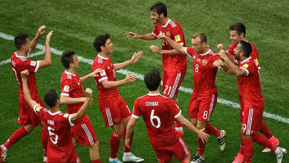 A anfitriã Rússia venceu a fraca seleção da Nova Zelândia por 2 a 0 neste sábado, na estreia pela Copa das Confederações; o presidente russo Vladimir Putin e Pelé assistiram ao jogo juntos na tribuna do estádio, em São Petersburgo; classificação do Grupo A fica com os russos em primeiro lugar, com três pontos. Já os neozelandeses ocupam a última posição. Portugal e México, que fecham a chave, se enfrentam neste domingo, às 12h (de Brasília), na Arena Kazan (Foto: José Barbacena) A anfitriã Rússia venceu a fraca seleção da Nova Zelândia por 2 a 0 neste sábado, na estreia pela Copa das Confederações; o presidente russo Vladimir Putin e Pelé assistiram ao jogo juntos na tribuna do estádio, em São Petersburgo; classificação do Grupo A fica com os russos em primeiro lugar, com três pontos. Já os neozelandeses ocupam a última posição. Portugal e México, que fecham a chave, se enfrentam neste domingo, às 12h (de Brasília), na Arena Kazan
