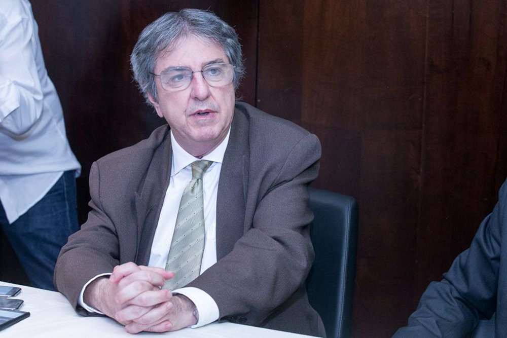 O presidente do Tribunal de Justiça do Rio Grande do Sul (TJ-RS), Luiz Felipe Silveira Difini, apontou nesta quarta-feira (18) que a proposta do governo federal para a renegociação da dívida do Estado com a União impõe medidas inconstitucionais; uma delas é a exigência para que o RS abra mão de questionar a dívida na Justiça; para Difini, há consenso sobre a necessidade de renegociação da dívida, uma vez que os pagamentos mensais drenam até 13% das receitas do Estado, impedindo o cumprimento de obrigações, como o pagamento do funcionalismo (Foto: Charles Nisz) O presidente do Tribunal de Justiça do Rio Grande do Sul (TJ-RS), Luiz Felipe Silveira Difini, apontou nesta quarta-feira (18) que a proposta do governo federal para a renegociação da dívida do Estado com a União impõe medidas inconstitucionais; uma delas é a exigência para que o RS abra mão de questionar a dívida na Justiça; para Difini, há consenso sobre a necessidade de renegociação da dívida, uma vez que os pagamentos mensais drenam até 13% das receitas do Estado, impedindo o cumprimento de obrigações, como o pagamento do funcionalismo