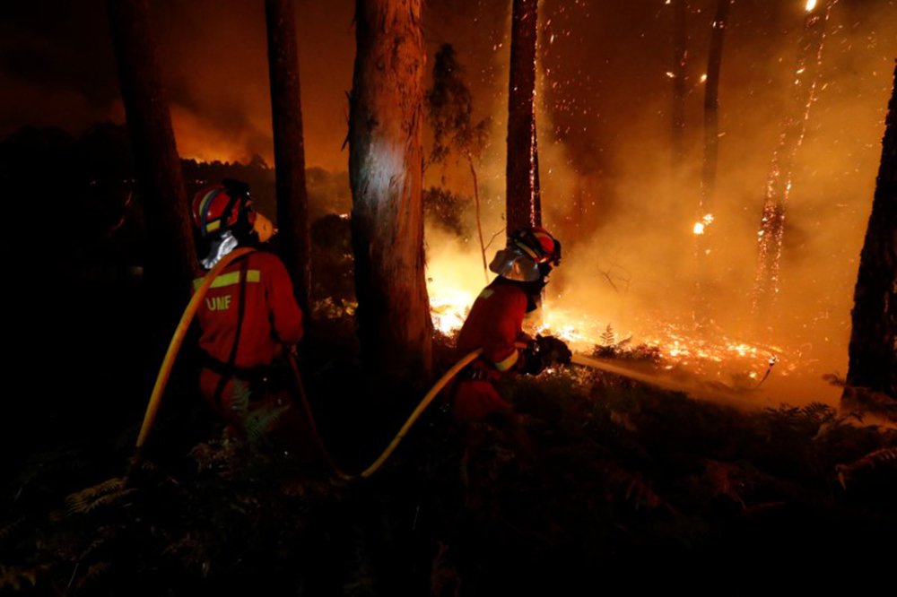 =Bombeiros trabalham para apagar incêndio perto do município de As Neves, na Espanha 15/10/2017 Ministério de Defesa da Espanha/UME/Luismi Ortiz/Divulgação via REUTERS (Foto: Charles Nisz) =Bombeiros trabalham para apagar incêndio perto do município de As Neves, na Espanha 15/10/2017 Ministério de Defesa da Espanha/UME/Luismi Ortiz/Divulgação via REUTERS
