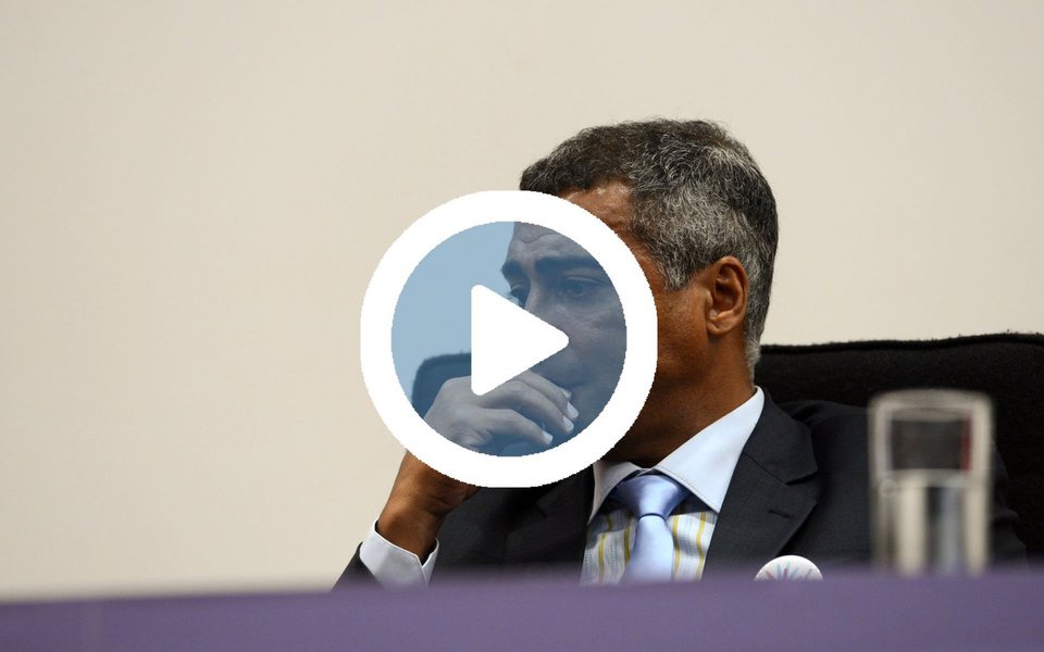 Senador Romário (Pode-RJ) foi alvo de protesto no aeroporto do Rio de Janeiro, por ter apoiado o golpe parlamentar de 2016, que retirou a presidente legítima Dilma Rousseff e alçou Michel Temer ao Palácio do Planalto; assista acima ao vídeo do escracho (Foto: Aquiles Lins) Senador Romário (Pode-RJ) foi alvo de protesto no aeroporto do Rio de Janeiro, por ter apoiado o golpe parlamentar de 2016, que retirou a presidente legítima Dilma Rousseff e alçou Michel Temer ao Palácio do Planalto; assista acima ao vídeo do escracho