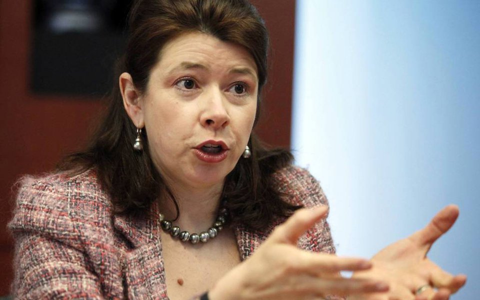 O risco de rebaixamento na nota de crédito do Brasil pela Standard & Poor's aidna existe, apesar de a agência ter retirado de observação negativa sobre a economia do país; a diretora-gerente para ratings soberanos da agência, Lisa Schineller, disse em entrevista que se o Congresso não avançar nos próximos meses com medidas para reduzir a rigidez dos gastos, em especial a reforma da Previdência, um "downgrade" pode acontecer (Foto: Giuliana Miranda) O risco de rebaixamento na nota de crédito do Brasil pela Standard & Poor's aidna existe, apesar de a agência ter retirado de observação negativa sobre a economia do país; a diretora-gerente para ratings soberanos da agência, Lisa Schineller, disse em entrevista que se o Congresso não avançar nos próximos meses com medidas para reduzir a rigidez dos gastos, em especial a reforma da Previdência, um "downgrade" pode acontecer