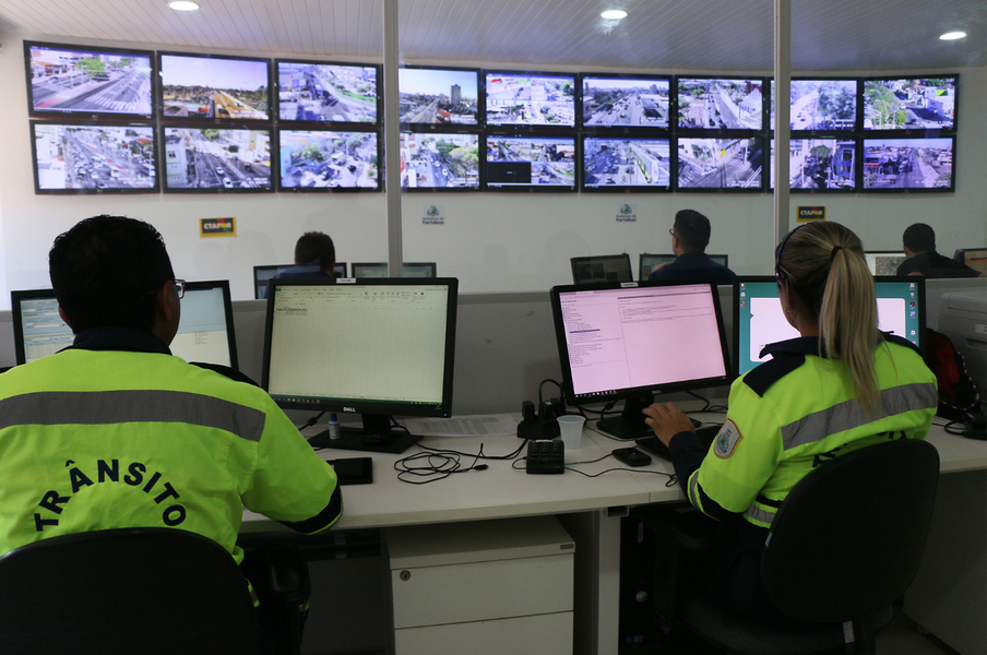 A Prefeitura de Fortaleza começou nesta segunda (13) a fiscalizar as infrações cometidas nas vias municipais utilizando as câmeras de videomonitoramento instaladas em pontos movimentados da Capital. Estão sendo monitorados os cruzamentos da Av. 13 de Maio com Universidade, Av. 13 de Maio com Senador Pompeu, Av. Bezerra de Menezes com Olavo Bilac e Av. Presidente Castelo Branco com Jacinto Matos. Ao todo, 41 cruzamentos serão fiscalizados à medida que for implantada a sinalização (Foto: Rodrigo Rocha) A Prefeitura de Fortaleza começou nesta segunda (13) a fiscalizar as infrações cometidas nas vias municipais utilizando as câmeras de videomonitoramento instaladas em pontos movimentados da Capital. Estão sendo monitorados os cruzamentos da Av. 13 de Maio com Universidade, Av. 13 de Maio com Senador Pompeu, Av. Bezerra de Menezes com Olavo Bilac e Av. Presidente Castelo Branco com Jacinto Matos. Ao todo, 41 cruzamentos serão fiscalizados à medida que for implantada a sinalização