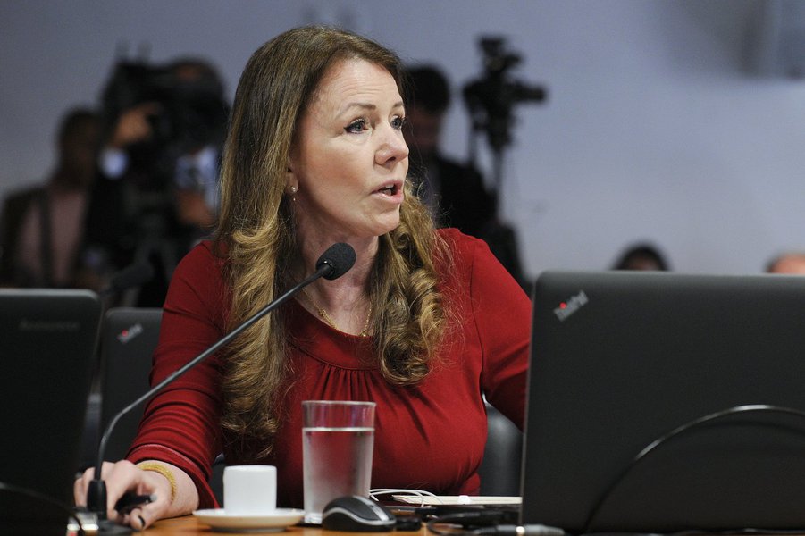 Após votação apertada ma Comissão de Assuntos Econômicos (CAE) do Senado, nesta terça-feira (6), o relatório da reforma trabalhista chegou à Comissão de Assuntos Sociais (CAS) para apreciação; previsão é que o projeto seja lido nesta quinta-feira (8) em uma sessão extraordinária; "Foi marcada reunião estraordinária para esta quinta-feira. Isso é inédito, nunca aconteceu. Nunca houve reunião na quinta-feira. Portanto, amanhã vamos discutir o calendário e não vamos abrir mão das audiências públicas, ou seja, amanhã será um campo de guerra", resumiu a senadora Vanessa Grazziotin (PCdoB-AM) (Foto: Aquiles Lins) Após votação apertada ma Comissão de Assuntos Econômicos (CAE) do Senado, nesta terça-feira (6), o relatório da reforma trabalhista chegou à Comissão de Assuntos Sociais (CAS) para apreciação; previsão é que o projeto seja lido nesta quinta-feira (8) em uma sessão extraordinária; "Foi marcada reunião estraordinária para esta quinta-feira. Isso é inédito, nunca aconteceu. Nunca houve reunião na quinta-feira. Portanto, amanhã vamos discutir o calendário e não vamos abrir mão das audiências públicas, ou seja, amanhã será um campo de guerra", resumiu a senadora Vanessa Grazziotin (PCdoB-AM)