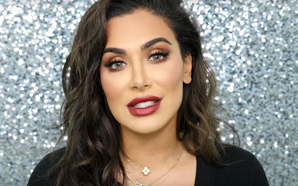 Recentemente, no Oriente Médio surgiu uma mulher que tem tudo para se converter na blogueira mais reconhecida desta região e, provavelmente, de todo o mundo; moça se chama Huda Kattan e já ganhou um artigo na edição do New York Times, no qual o autor se pergunta se esta árabe de 33 anos não será a blogueira de moda e beleza com maior influência no mundo; império da moda que a norte-americana, nascida em Oklahoma de pais iraquianos, lançou inclui uma linha de maquiagem que se vende em Dubai, onde vive com seu marido atualmente; Kattan já conta com 21 milhões de seguidores na sua conta do Instagram (Foto: Aquiles Lins) Recentemente, no Oriente Médio surgiu uma mulher que tem tudo para se converter na blogueira mais reconhecida desta região e, provavelmente, de todo o mundo; moça se chama Huda Kattan e já ganhou um artigo na edição do New York Times, no qual o autor se pergunta se esta árabe de 33 anos não será a blogueira de moda e beleza com maior influência no mundo; império da moda que a norte-americana, nascida em Oklahoma de pais iraquianos, lançou inclui uma linha de maquiagem que se vende em Dubai, onde vive com seu marido atualmente; Kattan já conta com 21 milhões de seguidores na sua conta do Instagram