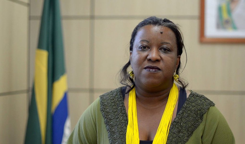 Primeira negra a ocupar uma secretaria estadual da Educação, Macaé Evaristo ressalta que a ideologia da chamada "Escola sem Partido" é a de uma escola com partido; "Não querem revelar, mas tem o lado da censura, do atraso, da opressão que se levanta contra um processo de democratização da educação que garantiu a entrada de crianças, jovens e adultos que haviam ficado de fora durante um bom tempo"; em entrevista ao programa Entre Vistas, da TVT, ela também critica a decisão que não permitiu que redações do Enem com teor considerado ofensivo aos direitos humanos fossem zeradas automaticamente; "Eu avalio essa medida deseducadora" (Foto: Paulo Emílio) Primeira negra a ocupar uma secretaria estadual da Educação, Macaé Evaristo ressalta que a ideologia da chamada "Escola sem Partido" é a de uma escola com partido; "Não querem revelar, mas tem o lado da censura, do atraso, da opressão que se levanta contra um processo de democratização da educação que garantiu a entrada de crianças, jovens e adultos que haviam ficado de fora durante um bom tempo"; em entrevista ao programa Entre Vistas, da TVT, ela também critica a decisão que não permitiu que redações do Enem com teor considerado ofensivo aos direitos humanos fossem zeradas automaticamente; "Eu avalio essa medida deseducadora"