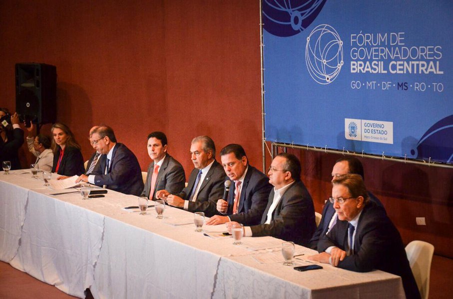 O Mercado Comum do Brasil Central está muito perto de ser consolidado; os trâmites finais, antes que as assembleias legislativas autorizem os governadores a firmarem o pacto, foram finalizados em reunião da Comissão Temática de Economia do Fórum de Governadores; de acordo com o governador Marconi Perillo, presidente do Fórum de Governadores do Brasil Central, o projeto passa por um trabalho de unificação de alíquotas, em fase de finalização; “Até o dia 30 de setembro, será formatado o projeto final da proposta para que os estados possam encaminhá-lo às assembleias legislativas. Na ocasião, serão definidos os prazos que os estados terão para unificar as alíquotas de produtos, bens e serviços”, salientou (Foto: Leonardo Lucena) O Mercado Comum do Brasil Central está muito perto de ser consolidado; os trâmites finais, antes que as assembleias legislativas autorizem os governadores a firmarem o pacto, foram finalizados em reunião da Comissão Temática de Economia do Fórum de Governadores; de acordo com o governador Marconi Perillo, presidente do Fórum de Governadores do Brasil Central, o projeto passa por um trabalho de unificação de alíquotas, em fase de finalização; “Até o dia 30 de setembro, será formatado o projeto final da proposta para que os estados possam encaminhá-lo às assembleias legislativas. Na ocasião, serão definidos os prazos que os estados terão para unificar as alíquotas de produtos, bens e serviços”, salientou