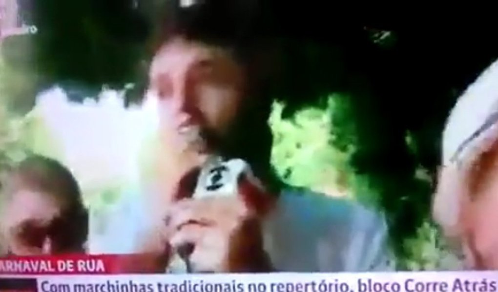 E a Rede Globo, principal fiadora na mídia do golpe parlamentar que retirou a presidente Dilma Rousseff do poder em 2016, segue involuntariamente transmitindo ao vivo manifestações contra Michel Temer em sua programação de Carnaval; depois do turista escocês, disse ter ouvido muito "Fora Temer" no litoral de São Paulo, desta vez foi um puxador de bloco de carnaval; com o microfone da Globo nas mãos, o cantor empurrou um "Fora Temer" no meio da música e a Globonews teve que transmitir; confira acima (Foto: Aquiles Lins) E a Rede Globo, principal fiadora na mídia do golpe parlamentar que retirou a presidente Dilma Rousseff do poder em 2016, segue involuntariamente transmitindo ao vivo manifestações contra Michel Temer em sua programação de Carnaval; depois do turista escocês, disse ter ouvido muito "Fora Temer" no litoral de São Paulo, desta vez foi um puxador de bloco de carnaval; com o microfone da Globo nas mãos, o cantor empurrou um "Fora Temer" no meio da música e a Globonews teve que transmitir; confira acima