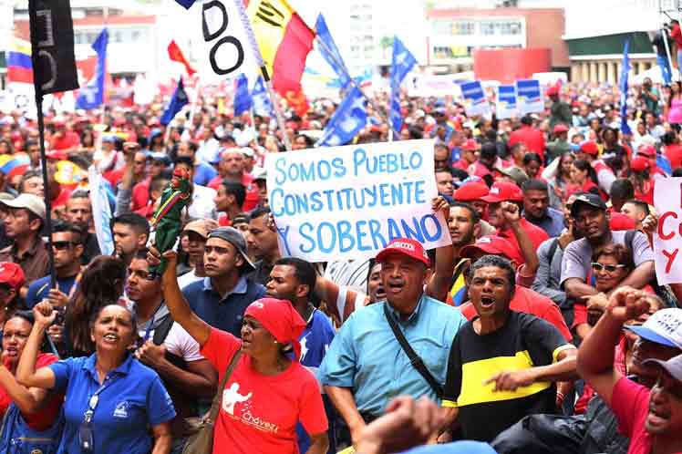 No editorial "Pantomina Chavista", sobre as eleições na Venezuela, a Folha expôs uma narrativa ardilosa sobre o pleito. Como observador internacional dessas eleições, ao lado de autoridades de dezenas de países, não me recordo de ter visto a grande mídia brasileira cobrindo o processo. As autoridades venezuelanas acabam de convocar eleições municipais para dezembro. Apelo para que, dessa vez, o jornal se disponha a beber diretamente na fonte e vá à Venezuela cobrir os fatos. Ficar do Brasil divulgando opiniões fundadas em informações distorcidas não agrega ao bom jornalismo (Foto: Marcelo Uchoa) www.brasil247.com - No editorial "Pantomina Chavista", sobre as eleições na Venezuela, a Folha expôs uma narrativa ardilosa sobre o pleito. Como observador internacional dessas eleições, ao lado de autoridades de dezenas de países, não me recordo de ter visto a grande mídia brasileira cobrindo o processo. As autoridades venezuelanas acabam de convocar eleições municipais para dezembro. Apelo para que, dessa vez, o jornal se disponha a beber diretamente na fonte e vá à Venezuela cobrir os fatos. Ficar do Brasil divulgando opiniões fundadas em informações distorcidas não agrega ao bom jornalismo