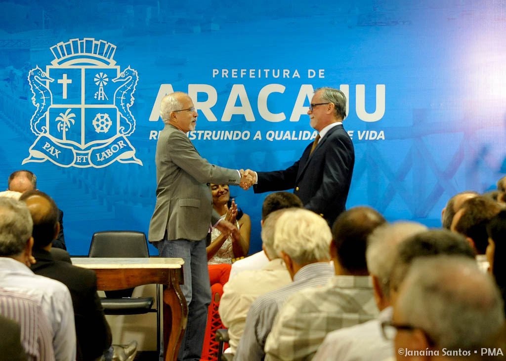 Fortalecer as cadeias produtivas e tornar Aracaju uma cidade inteligente através do uso da tecnologia. Essa é a aposta do prefeito Edvaldo Nogueira ao empossar o engenheiro e empresário Jorge Santana como secretário municipal de Desenvolvimento Econômico, Ciência, Tecnologia e Turismo. “Aracaju tem todas as condições para se tornar um modelo de cidade inteligente para o país, dado o tamanho da cidade, a sua economia e a sua geografia. Nossa gestão já conseguiu incluir Aracaju neste projeto”, disse o prefeito (Foto: Voney Malta) Fortalecer as cadeias produtivas e tornar Aracaju uma cidade inteligente através do uso da tecnologia. Essa é a aposta do prefeito Edvaldo Nogueira ao empossar o engenheiro e empresário Jorge Santana como secretário municipal de Desenvolvimento Econômico, Ciência, Tecnologia e Turismo. “Aracaju tem todas as condições para se tornar um modelo de cidade inteligente para o país, dado o tamanho da cidade, a sua economia e a sua geografia. Nossa gestão já conseguiu incluir Aracaju neste projeto”, disse o prefeito
