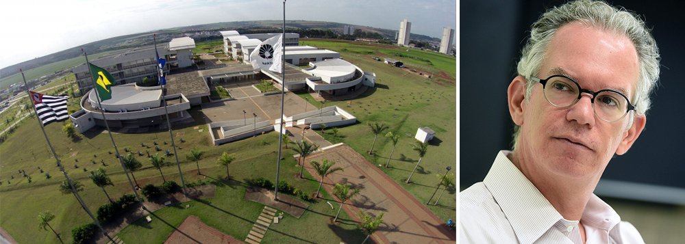 Reitor da Unicamp, que recentemente ultrapassou a USP como a melhor da América Latina, o físico Marcelo Knobel não usa meias palavras; em sua opinião, a crise financeira vivida pela Unicamp é "dramática"; para ele, o teto salarial de R$ 21 mil das universidades estaduais paulistas, afirma, é um "risco seríssimo" à capacidade das instituições de atrair os melhores profissionais; por fim, o ensino superior no Brasil é muito "engessado" e precisa de currículos flexíveis (Foto: Giuliana Miranda) Reitor da Unicamp, que recentemente ultrapassou a USP como a melhor da América Latina, o físico Marcelo Knobel não usa meias palavras; em sua opinião, a crise financeira vivida pela Unicamp é "dramática"; para ele, o teto salarial de R$ 21 mil das universidades estaduais paulistas, afirma, é um "risco seríssimo" à capacidade das instituições de atrair os melhores profissionais; por fim, o ensino superior no Brasil é muito "engessado" e precisa de currículos flexíveis