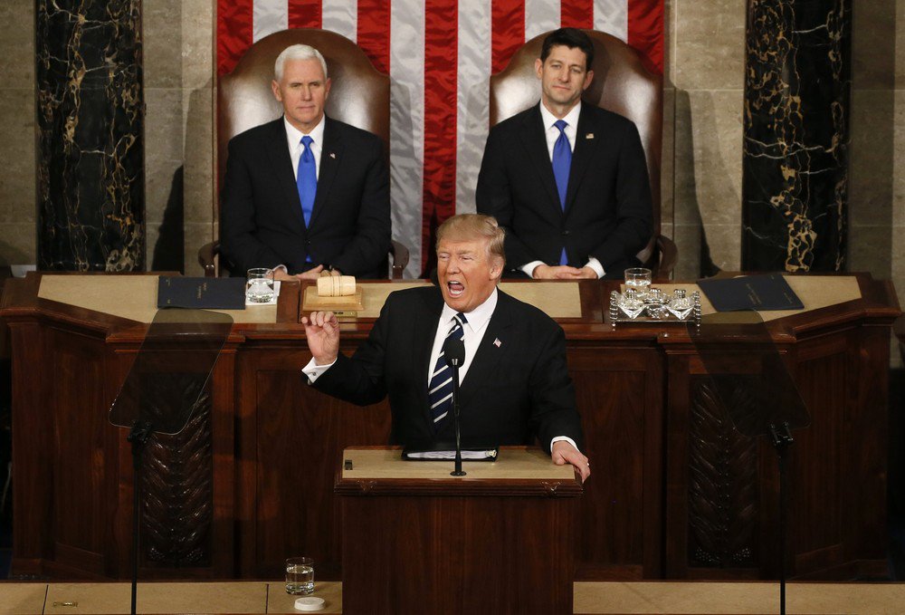 O presidente dos Estados Unidos, Donald Trump, disse ao Congresso que está aberto a uma reforma imigratória, mudando sua retórica firme sobre a imigração ilegal em um discurso que ofereceu um tom mais suave do que durante a campanha eleitoral e seu primeiro mês na Casa Branca; Trump, em discurso feito durante o horário nobre para uma nação que continua dividida sobre sua liderança, colocou de lado disputas com democratas e veículos da mídia para realizar sua atuação mais presidencial até o momento, buscando reconquistar a confiança de norte-americanos (Foto: José Barbacena) O presidente dos Estados Unidos, Donald Trump, disse ao Congresso que está aberto a uma reforma imigratória, mudando sua retórica firme sobre a imigração ilegal em um discurso que ofereceu um tom mais suave do que durante a campanha eleitoral e seu primeiro mês na Casa Branca; Trump, em discurso feito durante o horário nobre para uma nação que continua dividida sobre sua liderança, colocou de lado disputas com democratas e veículos da mídia para realizar sua atuação mais presidencial até o momento, buscando reconquistar a confiança de norte-americanos