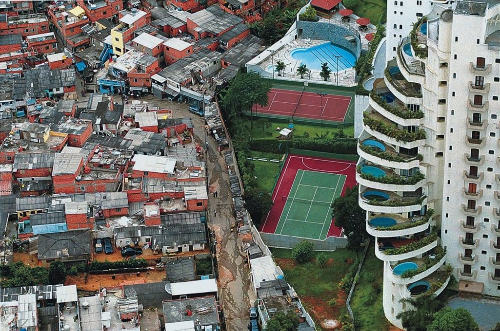 Levantamento realizado pelo World Wealth and Income Database, codirigido pelo economista Thomas Piketty, diz que a desigualdade de renda no Brasil não caiu entre 2001 e 2015 e permanece em níveis "chocantes"; segundo a pesquisa, os 10% mais ricos da população aumentaram sua fatia na renda nacional de 54% para 55%, enquanto os 50% mais pobres ampliaram sua participação de 11% para 12% no período; estudo vai na contramão de indicadores como o índice de Gini, que mostra a desigualdade, o qual indicou que houve uma melhora do cenário no Brasil, atribuída às políticas de redistribuição de renda dos governos do PT, como o Bolsa Família, e à política de valorização do salário mínimo, cujo valor real aumentou cerca de 50% no período (Foto: Aquiles Lins) Levantamento realizado pelo World Wealth and Income Database, codirigido pelo economista Thomas Piketty, diz que a desigualdade de renda no Brasil não caiu entre 2001 e 2015 e permanece em níveis "chocantes"; segundo a pesquisa, os 10% mais ricos da população aumentaram sua fatia na renda nacional de 54% para 55%, enquanto os 50% mais pobres ampliaram sua participação de 11% para 12% no período; estudo vai na contramão de indicadores como o índice de Gini, que mostra a desigualdade, o qual indicou que houve uma melhora do cenário no Brasil, atribuída às políticas de redistribuição de renda dos governos do PT, como o Bolsa Família, e à política de valorização do salário mínimo, cujo valor real aumentou cerca de 50% no período