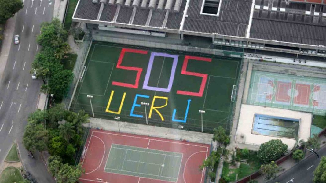 A Universidade do Estado do Rio de Janeiro (UeRJ) ainda vive o pesadelo de 2016, ano em que o governo decretou estado de calamidade financeira, em junho do ano passado; o forte indicativo da crise é a situação da UeRJ, que passou por uma greve de cinco meses e meio, entre março e agosto; o primeiro semestre letivo terminou apenas alguns dias antes do Natal; o início do segundo foi adiado pela quinta vez no dia 13 de fevereiro, com data indeterminada (Foto: Leonardo Lucena) A Universidade do Estado do Rio de Janeiro (UeRJ) ainda vive o pesadelo de 2016, ano em que o governo decretou estado de calamidade financeira, em junho do ano passado; o forte indicativo da crise é a situação da UeRJ, que passou por uma greve de cinco meses e meio, entre março e agosto; o primeiro semestre letivo terminou apenas alguns dias antes do Natal; o início do segundo foi adiado pela quinta vez no dia 13 de fevereiro, com data indeterminada