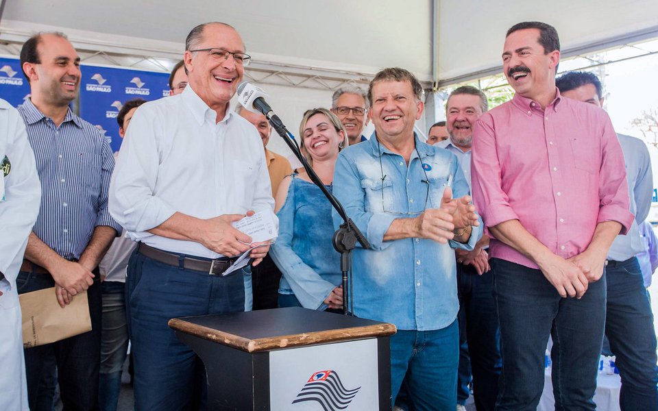 Governador de São Paulo, Geraldo Alckmin, disse que deseja ser o candidato escolhido pelo PSDB para disputar a Presidência da República nas eleições do próximo ano; "Candidatura a cargo majoritário, como presidente da República, não é uma decisão pessoal. Ela é uma decisão coletiva, que começa pelo partido, tem que ouvir as alianças, a sociedade, esse é o bom caminho. Se você me perguntar se eu quero ser, eu vou dizer para você, olhando aqui nos seus olhos, que sim, e estou preparado para ser candidato", disse Alckmin; Apesar da afirmação, ele disse que a decisão final sobre quem será o candidato caberá ao partido (Foto: Paulo Emílio) Governador de São Paulo, Geraldo Alckmin, disse que deseja ser o candidato escolhido pelo PSDB para disputar a Presidência da República nas eleições do próximo ano; "Candidatura a cargo majoritário, como presidente da República, não é uma decisão pessoal. Ela é uma decisão coletiva, que começa pelo partido, tem que ouvir as alianças, a sociedade, esse é o bom caminho. Se você me perguntar se eu quero ser, eu vou dizer para você, olhando aqui nos seus olhos, que sim, e estou preparado para ser candidato", disse Alckmin; Apesar da afirmação, ele disse que a decisão final sobre quem será o candidato caberá ao partido