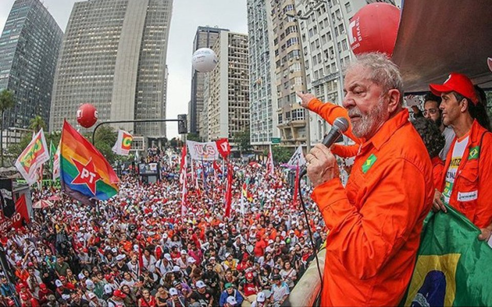 No encerramento de ato pela soberania, diante da sede da Petrobras, ex-presidente afirma que continua sendo "paz e amor", ataca imprensa e diz que "o povo trabalhador voltará a governar" (Foto: Leonardo Attuch) No encerramento de ato pela soberania, diante da sede da Petrobras, ex-presidente afirma que continua sendo "paz e amor", ataca imprensa e diz que "o povo trabalhador voltará a governar"