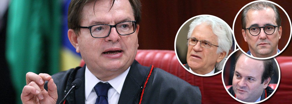 O relator Herman Benjamin é o primeiro a saber que vai sair derrotado no julgamento da chapa Dilma-Temer. A frase em que Herman previu sua derrota foi a última de seu extenso voto que proferiu essa manhã, na qual também aproveitou para cutucar os três mosqueteiros de Temer: 'Eu, como juiz, recuso o papel de coveiro de provas vivas. Posso até participar do velório, mas não vou carregar o caixão'", relata o colunista do 247 Alex Solnik; "Gilmar já tinha mandado a modéstia às favas. Agora, ele e seus parceiros vão mandar as provas às favas" (Foto: Alex Solnik) O relator Herman Benjamin é o primeiro a saber que vai sair derrotado no julgamento da chapa Dilma-Temer. A frase em que Herman previu sua derrota foi a última de seu extenso voto que proferiu essa manhã, na qual também aproveitou para cutucar os três mosqueteiros de Temer: 'Eu, como juiz, recuso o papel de coveiro de provas vivas. Posso até participar do velório, mas não vou carregar o caixão'", relata o colunista do 247 Alex Solnik; "Gilmar já tinha mandado a modéstia às favas. Agora, ele e seus parceiros vão mandar as provas às favas"