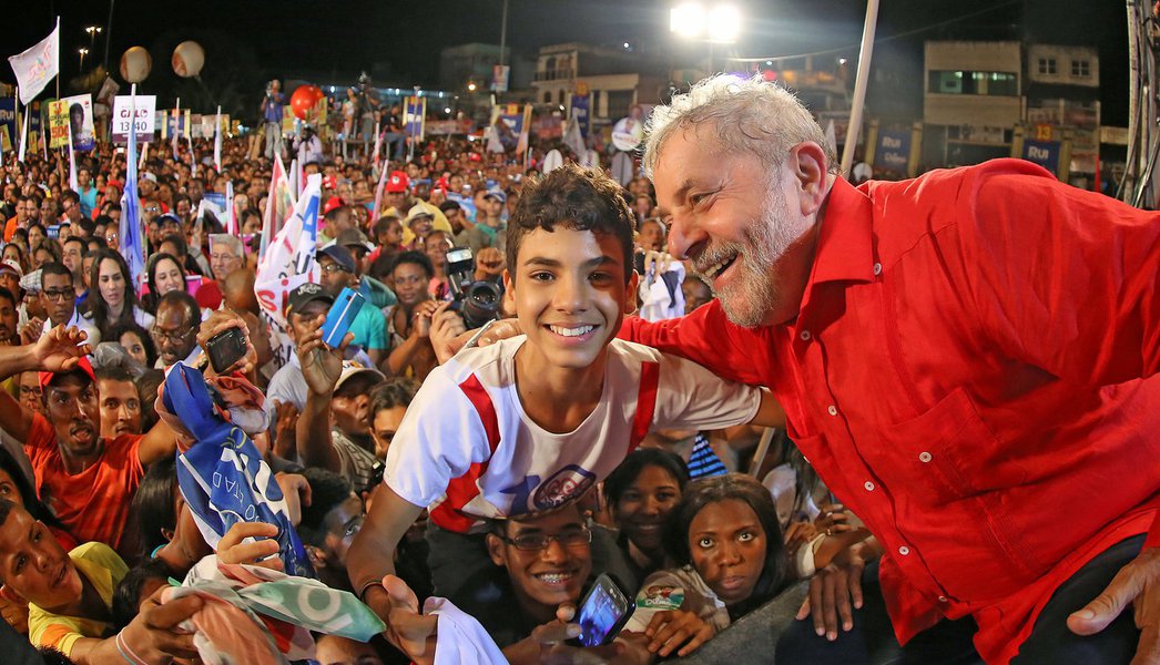 Em sua passagem por Alagoas, o ex-presidente Luis Inácio Lula da Silva disse que o problema do Brasil não é investimento ou políticas públicas para atender os pobres, “mas a ignorância dos ricos”; ele afirmou, ainda, que por estar a serviço dos ricos do País, Michel Temer que ver o povo pobre do Nordeste carregando novamente balde d’água na cabeça (Foto: Voney Malta) Em sua passagem por Alagoas, o ex-presidente Luis Inácio Lula da Silva disse que o problema do Brasil não é investimento ou políticas públicas para atender os pobres, “mas a ignorância dos ricos”; ele afirmou, ainda, que por estar a serviço dos ricos do País, Michel Temer que ver o povo pobre do Nordeste carregando novamente balde d’água na cabeça