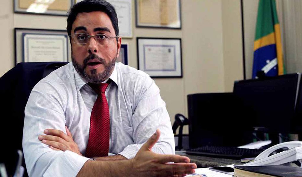 Responsável pela Operação Lava Jato no Rio de Janeiro, o juiz federal Marcelo Bretas disse que a corrupção no Estado fluminense pode ser comparada a uma "metástase" e que a Lava Jato não deverá acabar tão cedo. "Não vejo fim para hoje. A Lava-Jato é mais do que um conjunto de operações. É uma nova cultura de combate à corrupção. A Lava-Jato é eterna, não eu, não o Moro (juiz federal Sérgio Moro)", afirmou; Bretas também disse concordar com a tese do ministro do STF Luis Roberyo Barroso de que há em curso uma "operação abafa" para estancar a Lava Jato (Foto: Paulo Emílio) Responsável pela Operação Lava Jato no Rio de Janeiro, o juiz federal Marcelo Bretas disse que a corrupção no Estado fluminense pode ser comparada a uma "metástase" e que a Lava Jato não deverá acabar tão cedo. "Não vejo fim para hoje. A Lava-Jato é mais do que um conjunto de operações. É uma nova cultura de combate à corrupção. A Lava-Jato é eterna, não eu, não o Moro (juiz federal Sérgio Moro)", afirmou; Bretas também disse concordar com a tese do ministro do STF Luis Roberyo Barroso de que há em curso uma "operação abafa" para estancar a Lava Jato