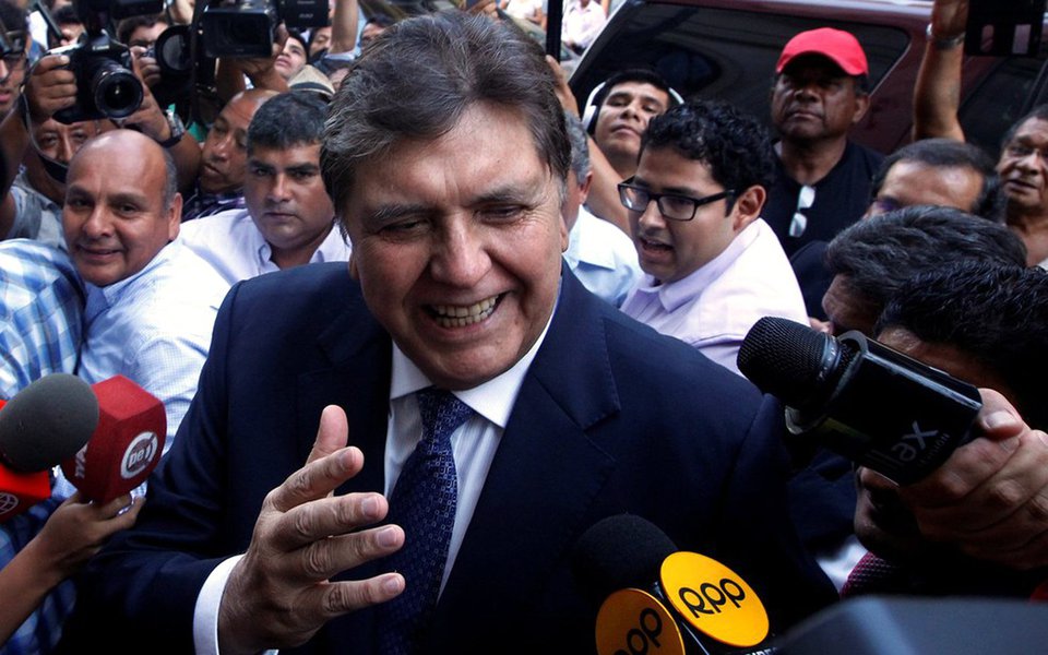 Ex-presidente do Peru Alan García está sendo investigado como líder de uma organização criminosa de lavagem de dinheiro, integrada por cerca de 30 pessoas, entre elas sua esposa, Pilar Nores, e vários ex-ministros; investigações ocorrem de maneira paralela ao caso Odebrecht no país; Promotoria acusa García de ter participação nas propinas pagas pela construtora para ganhar várias licitações durante seu governo, entre elas o trecho 2 da linha 1 do metrô de Lima (Foto: Paulo Emílio) Ex-presidente do Peru Alan García está sendo investigado como líder de uma organização criminosa de lavagem de dinheiro, integrada por cerca de 30 pessoas, entre elas sua esposa, Pilar Nores, e vários ex-ministros; investigações ocorrem de maneira paralela ao caso Odebrecht no país; Promotoria acusa García de ter participação nas propinas pagas pela construtora para ganhar várias licitações durante seu governo, entre elas o trecho 2 da linha 1 do metrô de Lima