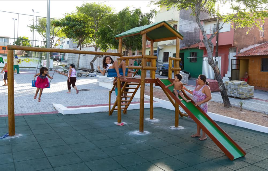 Nas praças, são executados serviços de jardinagem, adubação dos jardins, poda de árvores, limpeza, capinação e roço, além do plantio de novas mudas de espécies nativas e ornamentais. Alguns locais já contemplados são a Praça Nilo Lopes, Praça do Sumaré, Praça do Veneza Tropical, localizadas no bairro do Passaré, a Praça das Mangueiras, no bairro Cidade dos Funcionários, entre outras (Foto: Rodrigo Rocha) Nas praças, são executados serviços de jardinagem, adubação dos jardins, poda de árvores, limpeza, capinação e roço, além do plantio de novas mudas de espécies nativas e ornamentais. Alguns locais já contemplados são a Praça Nilo Lopes, Praça do Sumaré, Praça do Veneza Tropical, localizadas no bairro do Passaré, a Praça das Mangueiras, no bairro Cidade dos Funcionários, entre outras