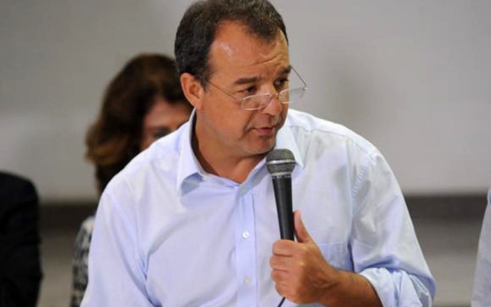 "É evidente que o papel do jornalista é sempre tentar revelar dados novos, de preferência com exclusividade, o que deveria ser aplaudido por um juiz imparcial, pois quanto mais dados ele tiver mais transparente e imparcial será o julgamento. Ao vedarem a Cabral o direito ao contraditório, os magistrados permitem a especulação de que ele poderia revelar fatos que não interessam a eles", comenta o jornalista Alex Solnik, sobre a decisão de um desembargador que proíbe a Folha e O Globo de entrevistar o ex-governador Sergio Cabral na prisão; "A escalada autoritária dos juízes desde a elevação de Moro a 'herói nacional' precisa ser contida antes que seja tarde. Nós, jornalistas não podemos nos calar. Temos o direito e até o dever de entrevistar quem bem queremos, até mesmo Satanás", diz Solnik (Foto: Alex Solnik) "É evidente que o papel do jornalista é sempre tentar revelar dados novos, de preferência com exclusividade, o que deveria ser aplaudido por um juiz imparcial, pois quanto mais dados ele tiver mais transparente e imparcial será o julgamento. Ao vedarem a Cabral o direito ao contraditório, os magistrados permitem a especulação de que ele poderia revelar fatos que não interessam a eles", comenta o jornalista Alex Solnik, sobre a decisão de um desembargador que proíbe a Folha e O Globo de entrevistar o ex-governador Sergio Cabral na prisão; "A escalada autoritária dos juízes desde a elevação de Moro a 'herói nacional' precisa ser contida antes que seja tarde. Nós, jornalistas não podemos nos calar. Temos o direito e até o dever de entrevistar quem bem queremos, até mesmo Satanás", diz Solnik