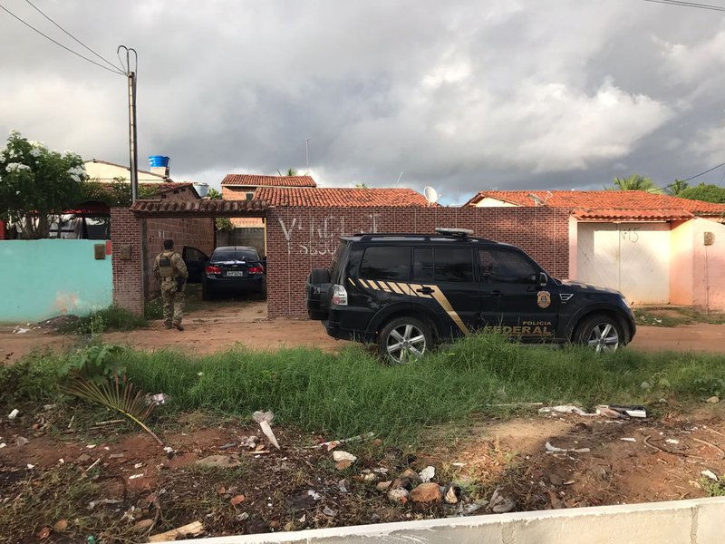 Batizada de “Primo Rico”, o Ministério da Transparência, Fiscalização, Controladoria-Geral da União (CGU) e a Superintendência da Polícia Federal em Alagoas (PF/AL) realizam uma operação que apura irregularidades em contratos de transporte, material de limpeza e gestão de serviços públicos entre prefeituras alagoanas e empresas, são investigados recursos de cerca de R$ 30 milhões, sendo R$ 18 milhões de origem federal; prefeituras alagoanas envolvidas no esquema são Ibateguara, Messias e São José da Laje (Foto: Voney Malta) Batizada de “Primo Rico”, o Ministério da Transparência, Fiscalização, Controladoria-Geral da União (CGU) e a Superintendência da Polícia Federal em Alagoas (PF/AL) realizam uma operação que apura irregularidades em contratos de transporte, material de limpeza e gestão de serviços públicos entre prefeituras alagoanas e empresas, são investigados recursos de cerca de R$ 30 milhões, sendo R$ 18 milhões de origem federal; prefeituras alagoanas envolvidas no esquema são Ibateguara, Messias e São José da Laje