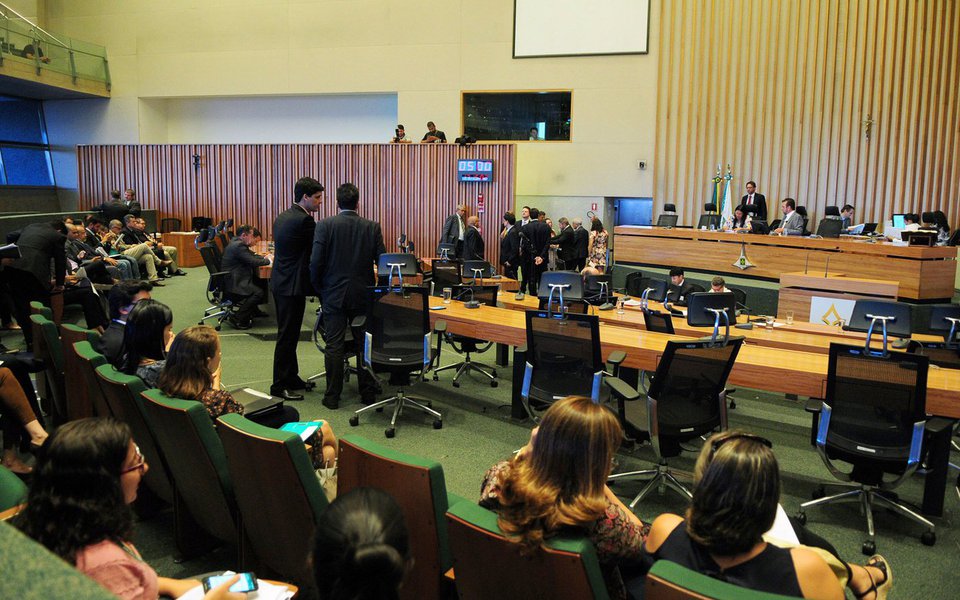 Deputados da Câmara Legislativa do Distrito Federal tentam nesta semana chegar a um acordo, para votar um texto substitutivo ao projeto de lei que reformula a previdência dos servidores públicos distritais; o texto prevê que o GDF use, até o fim do ano, duas fontes alternativas de dinheiro para cobrir o rombo da previdência, por meio do repasse de verba do Iprev – o fundo de aposentadoria de servidores mais recentes, onde há superávit – para o DFPrev – o fundo antigo e com déficit
(Foto: Leonardo Lucena)
Deputados da Câmara Legislativa do Distrito Federal tentam nesta semana chegar a um acordo, para votar um texto substitutivo ao projeto de lei que reformula a previdência dos servidores públicos distritais; o texto prevê que o GDF use, até o fim do ano, duas fontes alternativas de dinheiro para cobrir o rombo da previdência, por meio do repasse de verba do Iprev – o fundo de aposentadoria de servidores mais recentes, onde há superávit – para o DFPrev – o fundo antigo e com déficit
