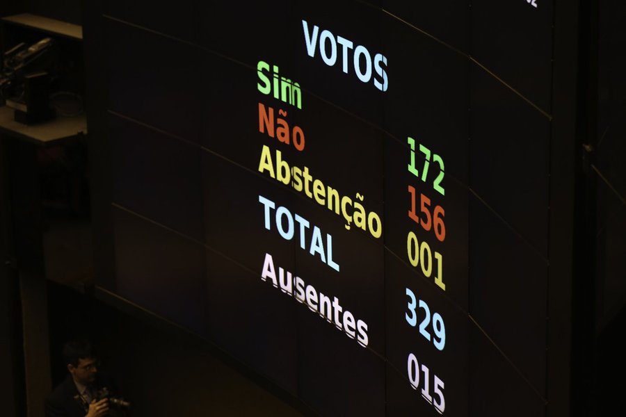 Apesar dos R$ 31 bilhões gastos para comprar apoio parlamentar e se salvar, Michel Temer teve menos votos em sua própria base; em comparação com a primeira acusação da PGR, votada em agosto, PSDB, DEM, PSD, PTB e o até o PMDB, partidos que compõem a base aliada, registraram menos votos nesta quarta-feira, 25; no caso tucano, o cenário foi ainda pior para o governo, já que a maioria da bancada votou contra Temer desta vez (Foto: Giuliana Miranda) Apesar dos R$ 31 bilhões gastos para comprar apoio parlamentar e se salvar, Michel Temer teve menos votos em sua própria base; em comparação com a primeira acusação da PGR, votada em agosto, PSDB, DEM, PSD, PTB e o até o PMDB, partidos que compõem a base aliada, registraram menos votos nesta quarta-feira, 25; no caso tucano, o cenário foi ainda pior para o governo, já que a maioria da bancada votou contra Temer desta vez