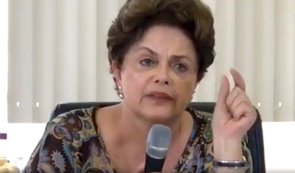 Em reunião com reitores de universidades federais mineiras neste domingo, a presidente deposta Dilma Rousseff voltou criticar o arrocho fiscal perpetrado pelo governo de Michel Temer contra a Educação; “Não é só a transferência de renda que reduz a desigualdade. A educação é fundamento da redução da desigualdade, da pobreza e da miséria. O Brasil tem em outubro de 2018 uma data marcada com a recuperação da educação democrática, popular e inclusiva", disse Dilma; encontro em Minas Gerais reuniu o ex-presidente Lula, Dilma, o ex-ministro Fernando Haddad, a presidente do PT, Gleisi Hoffmann, senadores e deputados do partido e integrantes do governo do estado com mais de 30 reitores de universidades e diretores de institutos federais (Foto: Charles Nisz) Em reunião com reitores de universidades federais mineiras neste domingo, a presidente deposta Dilma Rousseff voltou criticar o arrocho fiscal perpetrado pelo governo de Michel Temer contra a Educação; “Não é só a transferência de renda que reduz a desigualdade. A educação é fundamento da redução da desigualdade, da pobreza e da miséria. O Brasil tem em outubro de 2018 uma data marcada com a recuperação da educação democrática, popular e inclusiva", disse Dilma; encontro em Minas Gerais reuniu o ex-presidente Lula, Dilma, o ex-ministro Fernando Haddad, a presidente do PT, Gleisi Hoffmann, senadores e deputados do partido e integrantes do governo do estado com mais de 30 reitores de universidades e diretores de institutos federais