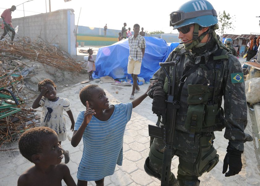 Tropas brasileiras fizeram intervenção no Haiti por 13 anos. A política externa que parece ser de solidariedade, no entanto, não tem apoio uníssono dos haitianos, e reflete uma postura histórica de invasão estrangeira direcionada ao país com a única revolução de escravizados bem sucedida no mundo (Foto: Marcelle Felix) Tropas brasileiras fizeram intervenção no Haiti por 13 anos. A política externa que parece ser de solidariedade, no entanto, não tem apoio uníssono dos haitianos, e reflete uma postura histórica de invasão estrangeira direcionada ao país com a única revolução de escravizados bem sucedida no mundo