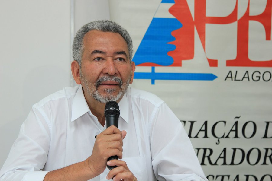 O deputado federal Paulão (PT-AL) condenou o desmonte da agricultura familiar no Estado, “patrocinado pelo governo Michel Temer que reduziu os recursos do setor de R$ 24 milhões para R$ 2 milhões”; de acordo com o deputado, esse ato representa uma perseguição “desse governo golpista contra os trabalhadores do campo, as cooperativas agrícolas, as associações rurais, enfim, os pequenos produtores alagoanos” (Foto: Voney Malta) O deputado federal Paulão (PT-AL) condenou o desmonte da agricultura familiar no Estado, “patrocinado pelo governo Michel Temer que reduziu os recursos do setor de R$ 24 milhões para R$ 2 milhões”; de acordo com o deputado, esse ato representa uma perseguição “desse governo golpista contra os trabalhadores do campo, as cooperativas agrícolas, as associações rurais, enfim, os pequenos produtores alagoanos”