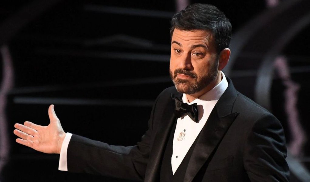 Estreando como apresentador do Oscar, o comediante Jimmy Kimmel fez do presidente dos Estados Unidos, Donald Trump, o alvo de suas piadas durante a premiação da Academia de Artes e Ciências Cinematográficas na noite deste domingo, debochando do tumulto político em curso no país e no mundo desde que o ex-apresentador de reality show tomou posse (Foto: Gisele Federicce) Estreando como apresentador do Oscar, o comediante Jimmy Kimmel fez do presidente dos Estados Unidos, Donald Trump, o alvo de suas piadas durante a premiação da Academia de Artes e Ciências Cinematográficas na noite deste domingo, debochando do tumulto político em curso no país e no mundo desde que o ex-apresentador de reality show tomou posse