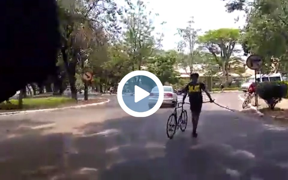 Tiago Canabarro, assessor parlamentar do deputado Darcísio Perondi (PMDB-RS), tentou atropelar seis ciclistas na Asa Sul, em Brasília; após xingar e jogar o carro em cima dos jovens, o assessor saiu do automóvel e tentou agredi-los com uma faca; o assessor foi liberado após assinar um termo circunstanciado por tentativa de agressão e responderá ao inquérito em liberdade (Foto: Charles Nisz) Tiago Canabarro, assessor parlamentar do deputado Darcísio Perondi (PMDB-RS), tentou atropelar seis ciclistas na Asa Sul, em Brasília; após xingar e jogar o carro em cima dos jovens, o assessor saiu do automóvel e tentou agredi-los com uma faca; o assessor foi liberado após assinar um termo circunstanciado por tentativa de agressão e responderá ao inquérito em liberdade