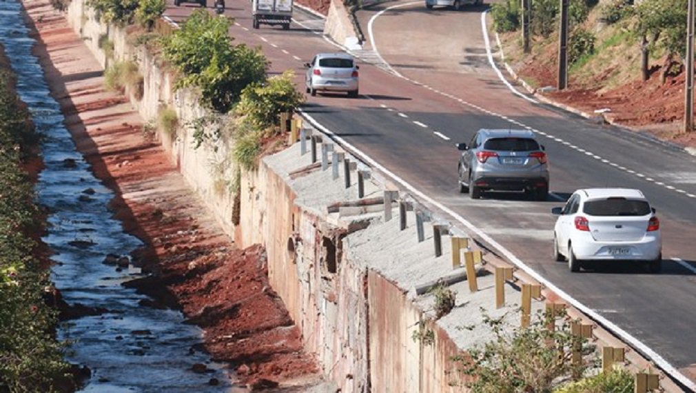 A prefeitura de Goiânia liberou na manhã desta quarta-feira (2/8) o tráfego na Marginal Botafogo, interditada desde o último dia 3 de julho no trecho entre o acesso à região da 44 até a ponte da Rua 243, no sentido Avenida Goiás-Jardim Goiás; com o fim das intervenções, porém, o leito do córrego ficou cheio de detritos e o próprio secretário municipal de Infraestrutura e Serviços Públicos (Seinfra), Fernando Cozzetti, admitiu que ainda há riscos de alagamento na região da próxima Avenida Independência (Foto: José Barbacena) A prefeitura de Goiânia liberou na manhã desta quarta-feira (2/8) o tráfego na Marginal Botafogo, interditada desde o último dia 3 de julho no trecho entre o acesso à região da 44 até a ponte da Rua 243, no sentido Avenida Goiás-Jardim Goiás; com o fim das intervenções, porém, o leito do córrego ficou cheio de detritos e o próprio secretário municipal de Infraestrutura e Serviços Públicos (Seinfra), Fernando Cozzetti, admitiu que ainda há riscos de alagamento na região da próxima Avenida Independência