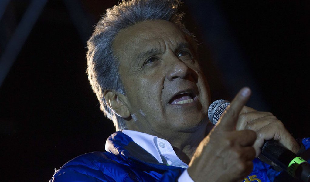 Dados oficiais divulgados na madrugada desta segunda-feira, 20, indicam que o candidato governista à presidência do Equador, o esquerdista Lenin Moreno, será o mais votado nas eleições desse domingo (19); mas ele provavelmente terá que disputar um segundo turno, no dia 2 de abril, com o segundo colocado, o conservador Guillermo Lasso; segundo o Conselho Nacional Eleitoral (CNE), com 81,4% dos votos apurados, Moreno estava na frente, com 38,9% dos votos, seguido por Lasso, com 28,5%
(Foto: Aquiles Lins)
Dados oficiais divulgados na madrugada desta segunda-feira, 20, indicam que o candidato governista à presidência do Equador, o esquerdista Lenin Moreno, será o mais votado nas eleições desse domingo (19); mas ele provavelmente terá que disputar um segundo turno, no dia 2 de abril, com o segundo colocado, o conservador Guillermo Lasso; segundo o Conselho Nacional Eleitoral (CNE), com 81,4% dos votos apurados, Moreno estava na frente, com 38,9% dos votos, seguido por Lasso, com 28,5%