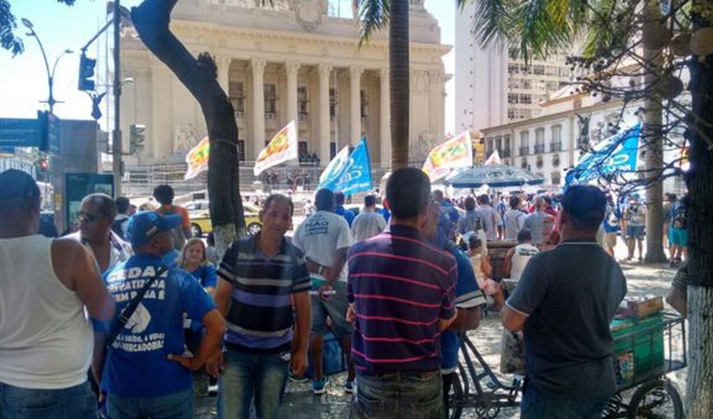 Os funcionários da Cedae iniciaram nesta segunda-feira (20) uma greve que deve ser mantida durante o tempo em que a privatização da estadual for discutida na Assembleia Legislativa do estado (Alerj); texto-base do Projeto de Lei 2.345/17, que autoriza a venda de ações da empresa estadual, foi aprovado na Casa; privatização da companhia de abastecimento e tratamento de esgotos foi uma exigência da União para que um empréstimo federal de R$ 3,5 bilhões seja concedido ao governo fluminense (Foto: Aquiles Lins) Os funcionários da Cedae iniciaram nesta segunda-feira (20) uma greve que deve ser mantida durante o tempo em que a privatização da estadual for discutida na Assembleia Legislativa do estado (Alerj); texto-base do Projeto de Lei 2.345/17, que autoriza a venda de ações da empresa estadual, foi aprovado na Casa; privatização da companhia de abastecimento e tratamento de esgotos foi uma exigência da União para que um empréstimo federal de R$ 3,5 bilhões seja concedido ao governo fluminense