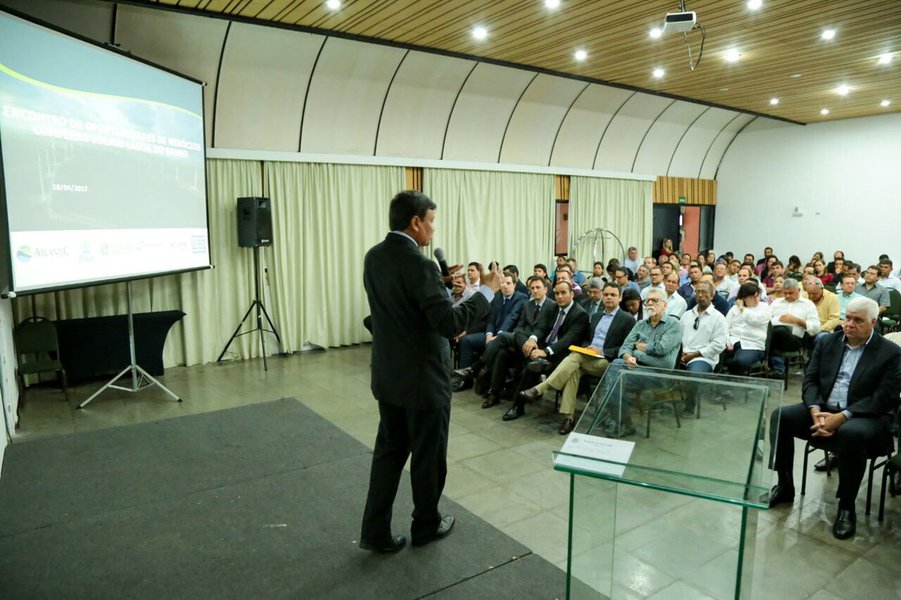 Governador Wellington Dias abriu do Workshop Encontro de Oportunidades de Negócios, que busca atrair empresários do Piauí na área de energias renováveis; o evento tem como objetivo de formar uma rede de fornecedores que atuarão no projeto do Complexo Eólico Lagoa do Barro; na primeira etapa do projeto será investido U$ 1,2 bilhão; o complexo também vai abranger os municípios de Campo Alegre do Fidalgo e Queimada Nova; serão oito parques eólicos que terão 195 MW de capacidade; a previsão é de que a construção tenha início no primeiro semestre de 2017 e entre em operação até janeiro de 2019; o empreendimento terá cerca de 430 torres eólicas (Foto: Leonardo Lucena) Governador Wellington Dias abriu do Workshop Encontro de Oportunidades de Negócios, que busca atrair empresários do Piauí na área de energias renováveis; o evento tem como objetivo de formar uma rede de fornecedores que atuarão no projeto do Complexo Eólico Lagoa do Barro; na primeira etapa do projeto será investido U$ 1,2 bilhão; o complexo também vai abranger os municípios de Campo Alegre do Fidalgo e Queimada Nova; serão oito parques eólicos que terão 195 MW de capacidade; a previsão é de que a construção tenha início no primeiro semestre de 2017 e entre em operação até janeiro de 2019; o empreendimento terá cerca de 430 torres eólicas