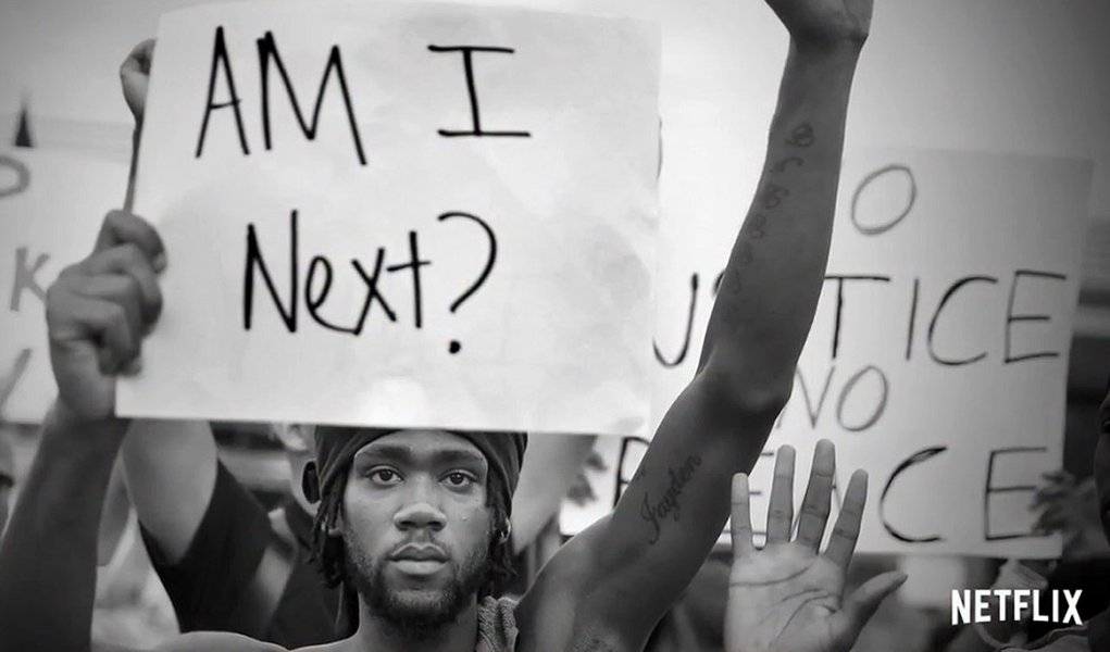 O corajoso filme concorreu ao Oscar deste ano com o título em português de A 13ª Emenda (13th), foi produzido pela Netflix, em 2016 e dirigido pela cineasta Ava Marie DuVernay, afro americana de 45 anos, nascida na Califórnia, ex-publicitária e autora de outro excelente filme, Selma: uma luta pela igualdade, sobre a marcha histórica liderada por Martin Luther King e seus companheiros; crítica de Léa Aarão Reis (Foto: Aquiles Lins) O corajoso filme concorreu ao Oscar deste ano com o título em português de A 13ª Emenda (13th), foi produzido pela Netflix, em 2016 e dirigido pela cineasta Ava Marie DuVernay, afro americana de 45 anos, nascida na Califórnia, ex-publicitária e autora de outro excelente filme, Selma: uma luta pela igualdade, sobre a marcha histórica liderada por Martin Luther King e seus companheiros; crítica de Léa Aarão Reis
