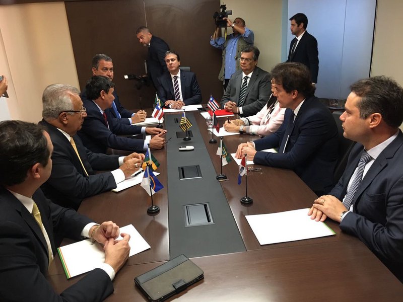 O governador Camilo Santana passa o dia em Brasília. Na agenda estão a reunião dos governadores do Nordeste e reunião do Fórum de Governadores do Brasil. Os governadores estão preocupados com a instável situação do Brasil e querem conversar sobre um maior protagonismo na resolução da crise política, agravada com as delações dos donos da JBS. Eles querem também discutir a liberação de recursos para mais de 35 mil obras em convênio com o governo federal e com os governos estaduais (Foto: Fatima 247) O governador Camilo Santana passa o dia em Brasília. Na agenda estão a reunião dos governadores do Nordeste e reunião do Fórum de Governadores do Brasil. Os governadores estão preocupados com a instável situação do Brasil e querem conversar sobre um maior protagonismo na resolução da crise política, agravada com as delações dos donos da JBS. Eles querem também discutir a liberação de recursos para mais de 35 mil obras em convênio com o governo federal e com os governos estaduais