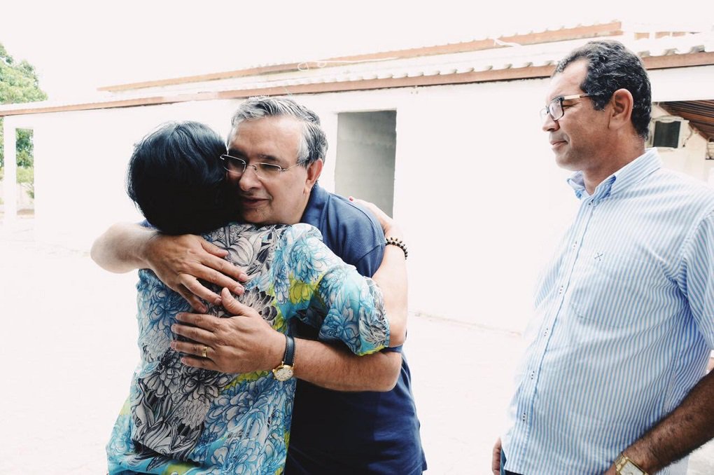 Em visita ao sertão sergipano, na cidade de Feira Nova, o senador Eduardo Amorim, debateu as maiores necessidades dos feira-novenses; o parlamentar reforçou que o seu gabinete esteve, está e sempre estará à disposição do gestor Painho.;"A nossa parceria é antiga. Sou fã do prefeito Painho por sua simplicidade e maneira de administrar. Já enviamos aproximadamente R$ 1,5 milhão em emendas para o município. Vamos continuar lutando e almejando muitos benefícios para a cidade e região", reafirmou Eduardo (Foto: José Barbacena) Em visita ao sertão sergipano, na cidade de Feira Nova, o senador Eduardo Amorim, debateu as maiores necessidades dos feira-novenses; o parlamentar reforçou que o seu gabinete esteve, está e sempre estará à disposição do gestor Painho.;"A nossa parceria é antiga. Sou fã do prefeito Painho por sua simplicidade e maneira de administrar. Já enviamos aproximadamente R$ 1,5 milhão em emendas para o município. Vamos continuar lutando e almejando muitos benefícios para a cidade e região", reafirmou Eduardo