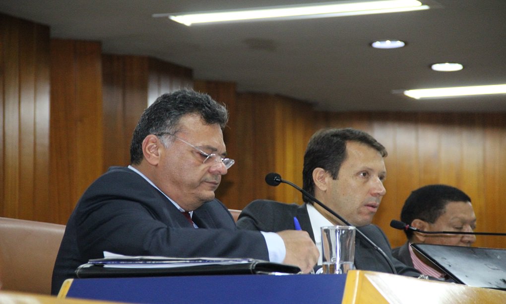 Atendendo a convocação do vereador Elias Vaz, o secretário de Finanças da prefeitura de Goiânia, Oseias Pacheco, esteve na Câmara Municipal para falar da situação financeira do Paço; Oseias disse que a prefeitura tem dinheiro em caixa, mas que não é suficiente para atender a todas as demandas; ele reafirmou que Iris recebeu de Paulo Garcia uma dívida de R$ 670 milhões, dos quais R$ 100 milhões teriam sido pagos; “Nem fechou o mês ainda e há mais de R$ 360 milhões em caixa. Quer dizer, crianças nas escolas sem merenda, falta de vagas nos CMEIs, mais de 60 pessoas aguardando leitos de UTI, as ambulâncias do Samu paradas por falta de manutenção e a prefeitura com dinheiro aplicado no banco”, criticou Elias (Foto: José Barbacena) Atendendo a convocação do vereador Elias Vaz, o secretário de Finanças da prefeitura de Goiânia, Oseias Pacheco, esteve na Câmara Municipal para falar da situação financeira do Paço; Oseias disse que a prefeitura tem dinheiro em caixa, mas que não é suficiente para atender a todas as demandas; ele reafirmou que Iris recebeu de Paulo Garcia uma dívida de R$ 670 milhões, dos quais R$ 100 milhões teriam sido pagos; “Nem fechou o mês ainda e há mais de R$ 360 milhões em caixa. Quer dizer, crianças nas escolas sem merenda, falta de vagas nos CMEIs, mais de 60 pessoas aguardando leitos de UTI, as ambulâncias do Samu paradas por falta de manutenção e a prefeitura com dinheiro aplicado no banco”, criticou Elias