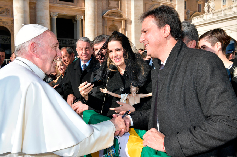 Um dia antes de encontro com o embaixador do Brasil na Itália, o governador Camilo Santana (PT) foi recebido pelo Papa Francisco, nesta quarta-feira (22), no Vaticano. O chefe do executivo cearense pediu bênçãos para o Estado do Ceará e entregou as imagens de Cristo e do padre Cícero ao papa. "Disse que éramos muito gratos pela reconciliação de padre Cícero com a Igreja, que só aconteceu graças a ele. O papa, inclusive, disse que está estudando a beatificação do padre de forma muito positiva”, afirmou Camilo (Foto: Rodrigo Rocha) Um dia antes de encontro com o embaixador do Brasil na Itália, o governador Camilo Santana (PT) foi recebido pelo Papa Francisco, nesta quarta-feira (22), no Vaticano. O chefe do executivo cearense pediu bênçãos para o Estado do Ceará e entregou as imagens de Cristo e do padre Cícero ao papa. "Disse que éramos muito gratos pela reconciliação de padre Cícero com a Igreja, que só aconteceu graças a ele. O papa, inclusive, disse que está estudando a beatificação do padre de forma muito positiva”, afirmou Camilo