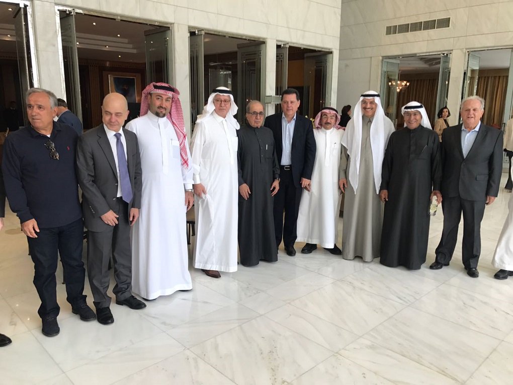 O governador Marconi Perillo liderou nesta quinta-feira mais uma agenda de trabalho em Riade, capital da Arábia Saudita, onde o Governo de Goiás realiza Missão Oficial; delegação goiana participou de reuniões com investidores e diretores de empresas locais, como a ARAB Engineeers, representada pelo diretor Ali Saleh AlBarrak, e recebeu também o embaixador da Irlanda na Arábia Saudita, Tony Cotter; ARAB é uma empresa das mais bem ranqueadas do mundo na fabricação e distribuição de componentes para a área de energia elétrica (Foto: José Barbacena) O governador Marconi Perillo liderou nesta quinta-feira mais uma agenda de trabalho em Riade, capital da Arábia Saudita, onde o Governo de Goiás realiza Missão Oficial; delegação goiana participou de reuniões com investidores e diretores de empresas locais, como a ARAB Engineeers, representada pelo diretor Ali Saleh AlBarrak, e recebeu também o embaixador da Irlanda na Arábia Saudita, Tony Cotter; ARAB é uma empresa das mais bem ranqueadas do mundo na fabricação e distribuição de componentes para a área de energia elétrica