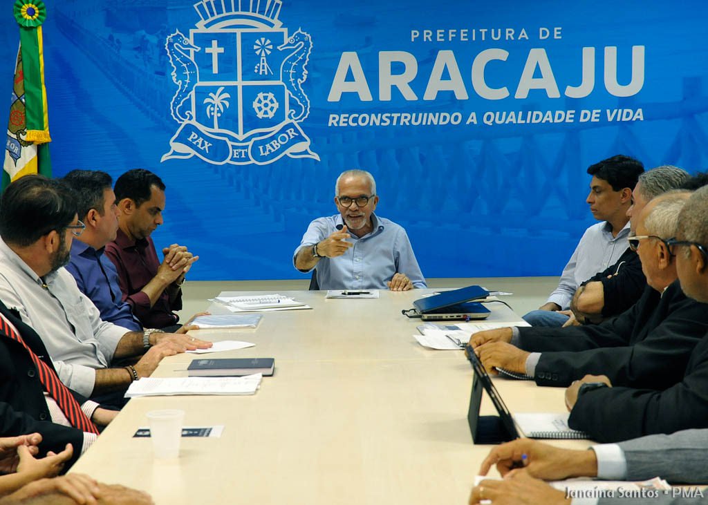 Conforme havia se comprometido com os taxistas, o prefeito Edvaldo Nogueira recebeu a direção do sindicato que representa a categoria, para ouvir a proposta de implantação de um sistema profissional de transporte e de taxi especial para a Zona Sul da cidade; no encontro, o gestor municipal estabeleceu uma comissão de trabalho formada por diretores da Superintendência de Transporte e Trânsito (SMTT) e por taxistas para, num prazo de 90 dias, estudar a viabilidade do projeto (Foto: Leonardo Lucena) Conforme havia se comprometido com os taxistas, o prefeito Edvaldo Nogueira recebeu a direção do sindicato que representa a categoria, para ouvir a proposta de implantação de um sistema profissional de transporte e de taxi especial para a Zona Sul da cidade; no encontro, o gestor municipal estabeleceu uma comissão de trabalho formada por diretores da Superintendência de Transporte e Trânsito (SMTT) e por taxistas para, num prazo de 90 dias, estudar a viabilidade do projeto